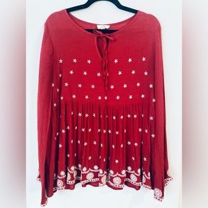 Entro- size medium (M) - burgundy flouncy blouse with white flower detail